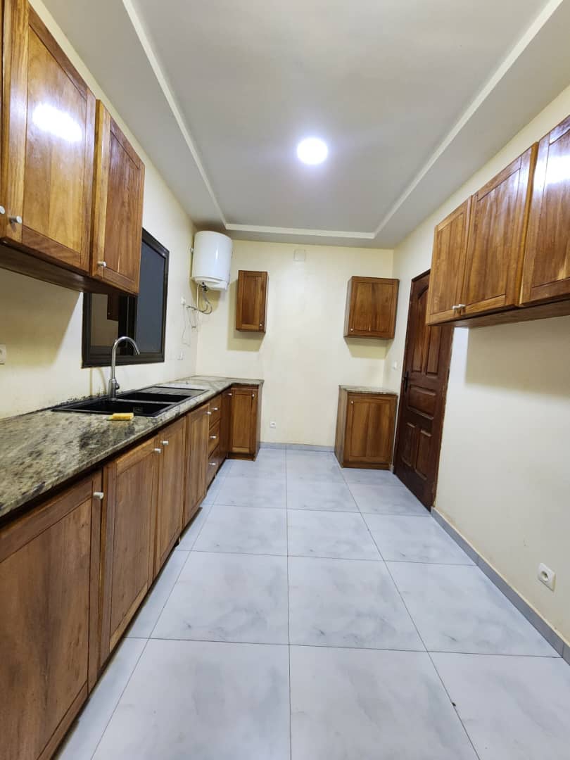 Villa duplex 5 chambres à louer à Togo 2000, proche du goudron et face à l’aéroport – 600.000 FCFA/mois
