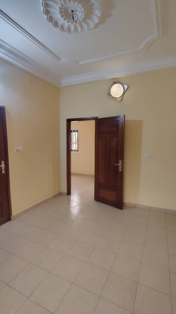 Appartement 3 chambres à louer à 50 m du goudron à Adidoadin – 150 000 FCFA