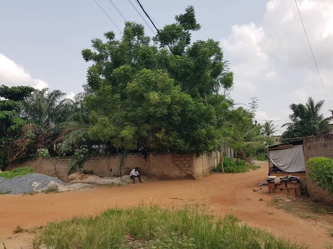 Terrain d'un demi-lot carré angle de rues en vente à Légbassito Madjikpeto – 12 500 000 FCFA
