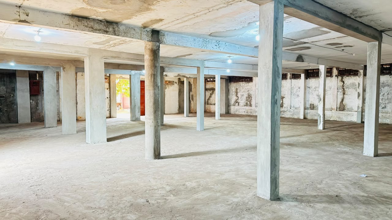 Entrepôt de 400 m² à louer proche du goudron à Tokoin Aéroport – 1,5 millions FCFA/mois