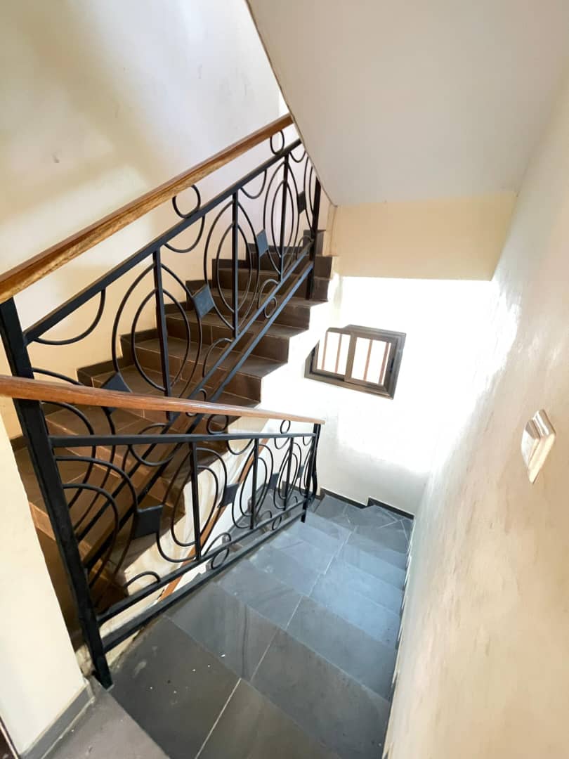 Villa duplex 7 pièces à louer à Avépozo, à 100 m du goudron et à 800 m de la mer – 400000 FCFA