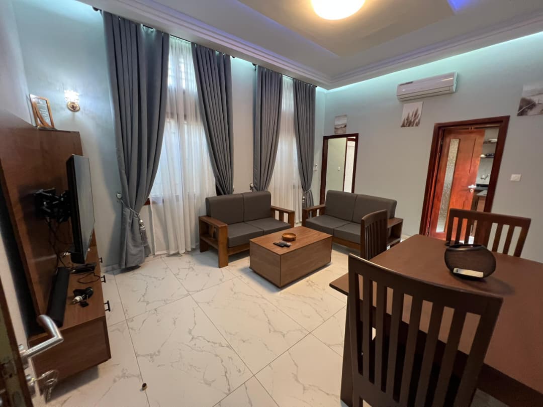 Cour unique meublée d'une chambre salon en location à Avédji Opéra – 350 000 FCFA/mois
