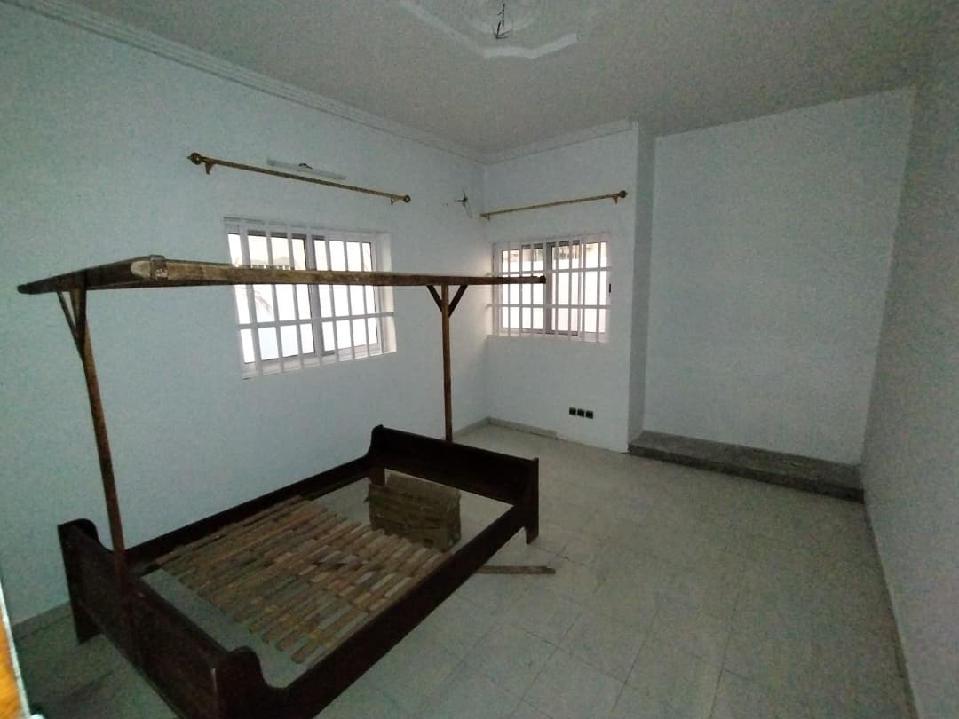 Villa basse à louer à Adidogomé derrière Cité Mokpokpo – 4 chambres – Jardin – 300 000 FCFA
