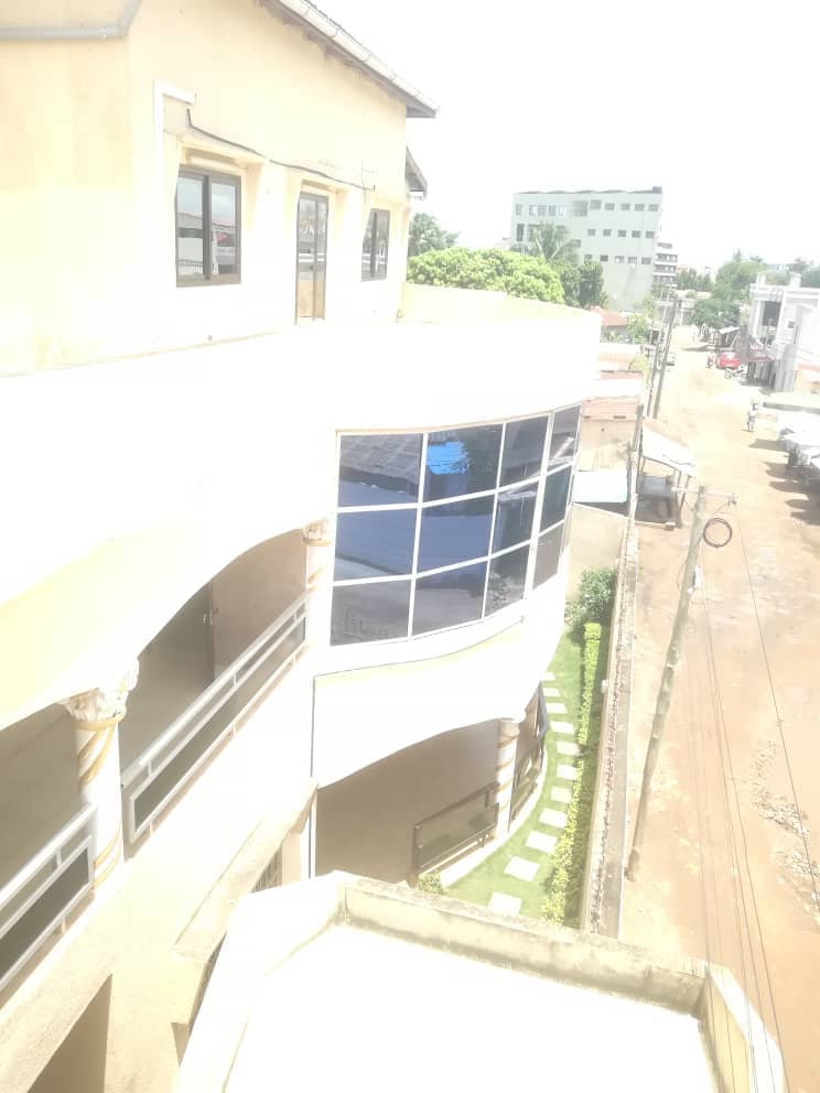 Appartement 4 chambres à louer à Djidjolé bord goudron – 350000 FCFA