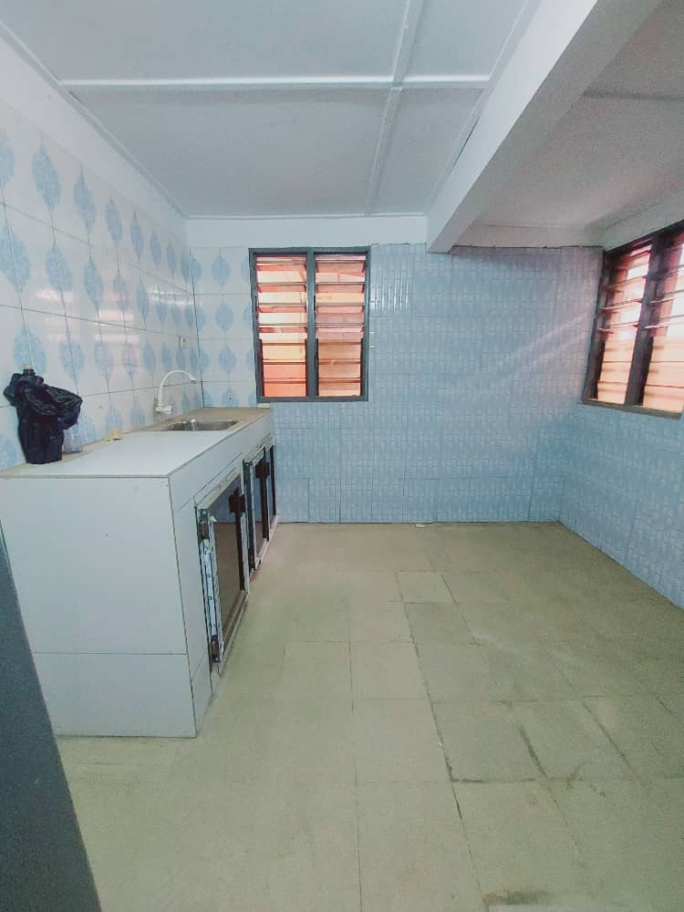 Villa cour unique de 2 chambres à louer à Agoè Assiyeye Catholique – 90000 FCFA