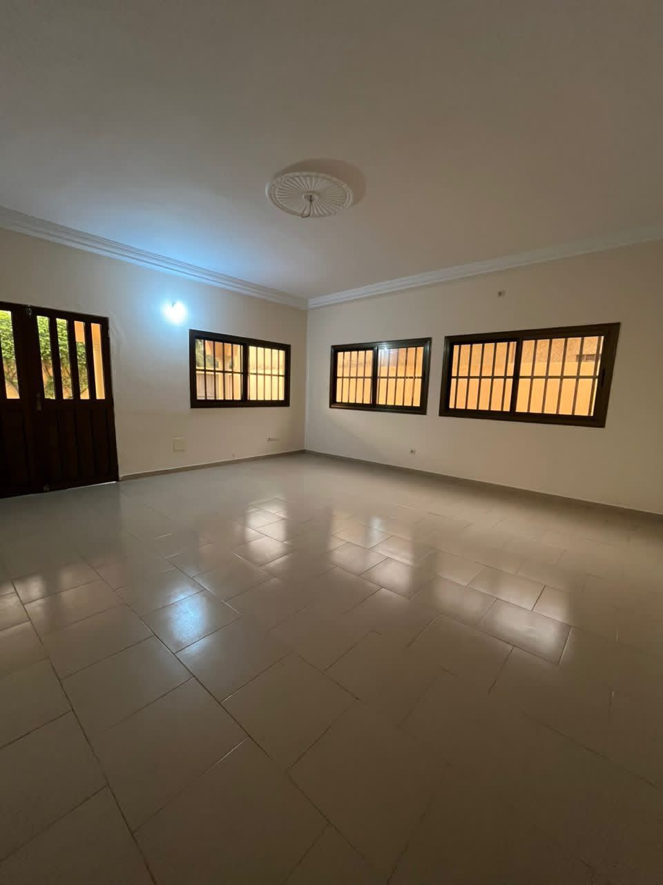 Villa duplex 6 chambres à louer à Djidjolé – 550 000 FCFA/mois