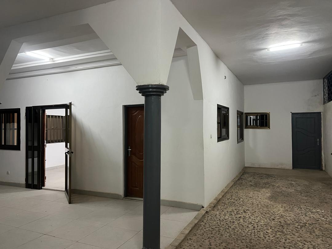 Appartement 2 chambres salon à louer à Agbalepedo non loin du goudron – 100 000 FCFA