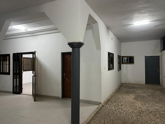 Appartement 2 chambres salon à louer à Agbalepedo non loin du goudron – 100 000 FCFA