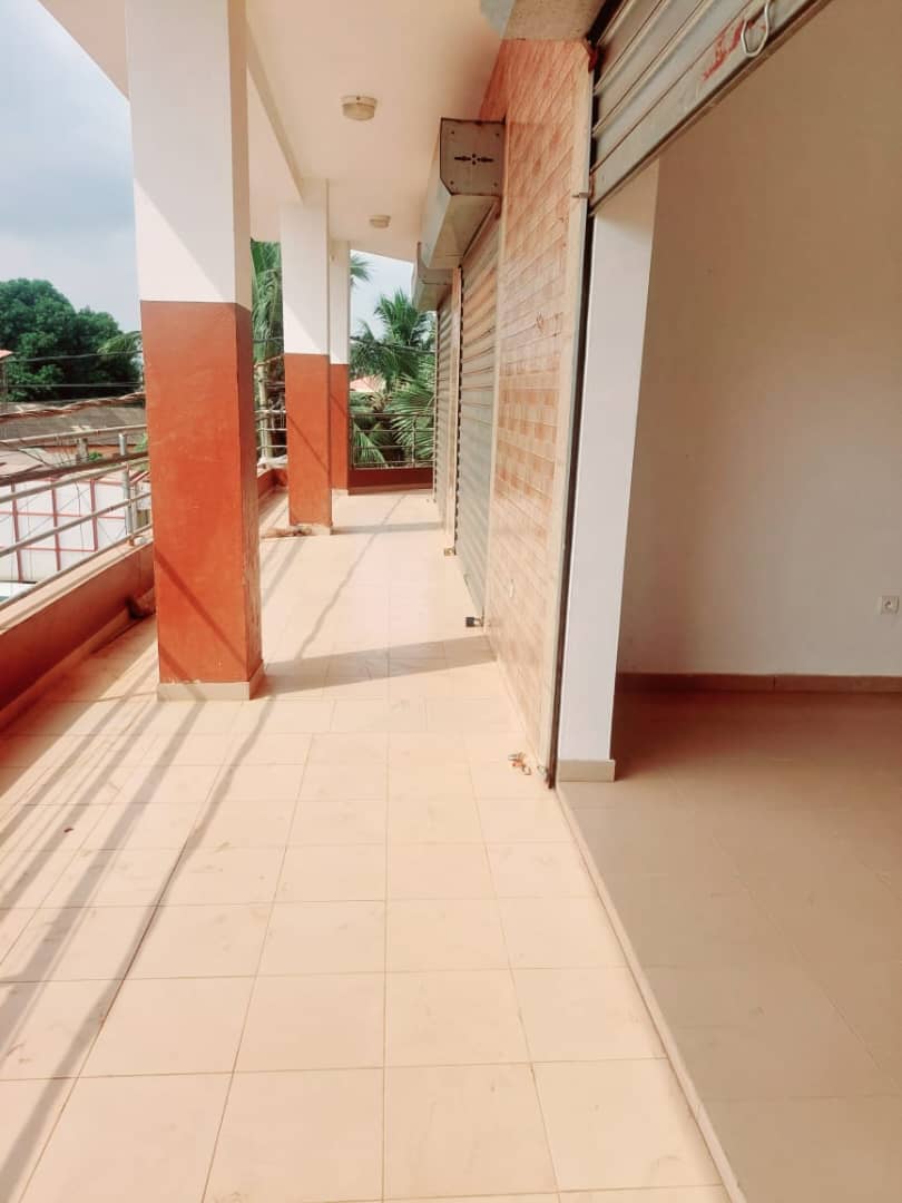 Large boutique à louer à Agoè Assiyéyé proche du goudron – 100 000 FCFA
