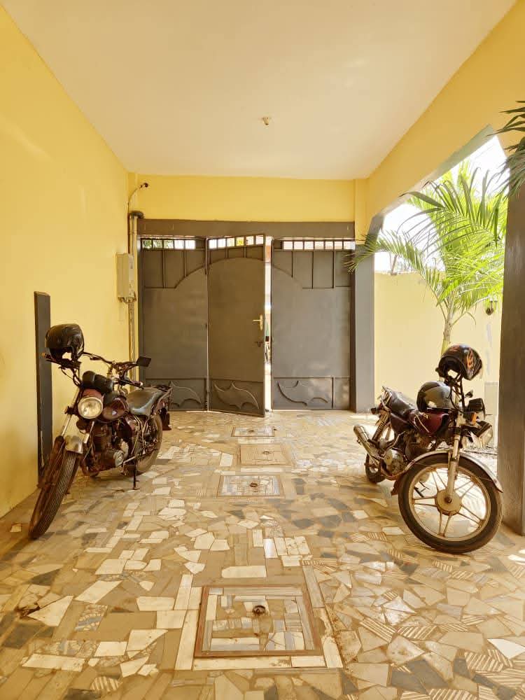 Villa 2 chambres de 300 m² en vente à 350m du goudron à Adidogomé Apédokoe – 45 millions FCFA