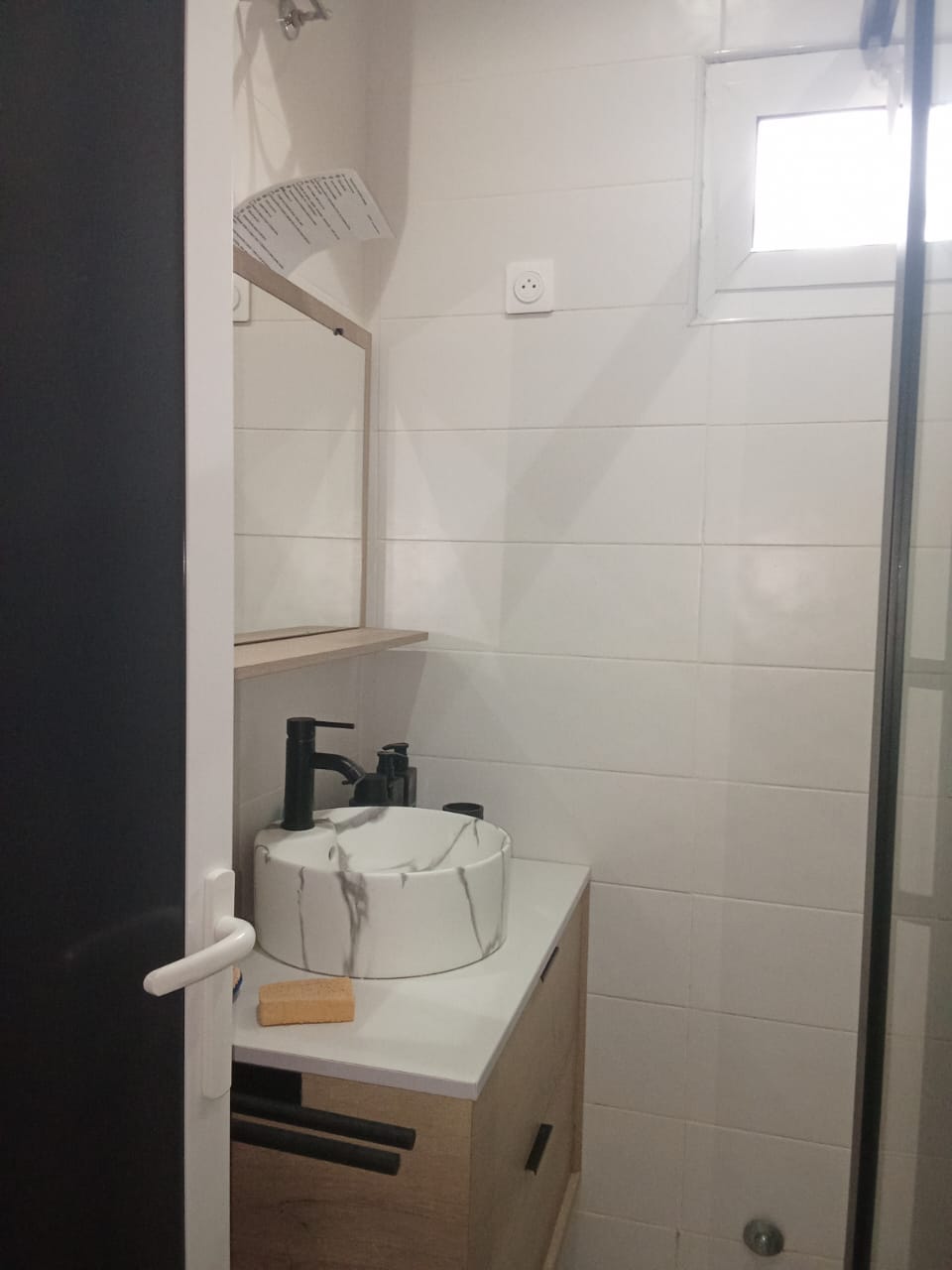 Appartement meublé de 2 chambres salon en location à Adidogomé, proche du goudron Charleston – 400 000 FCFA