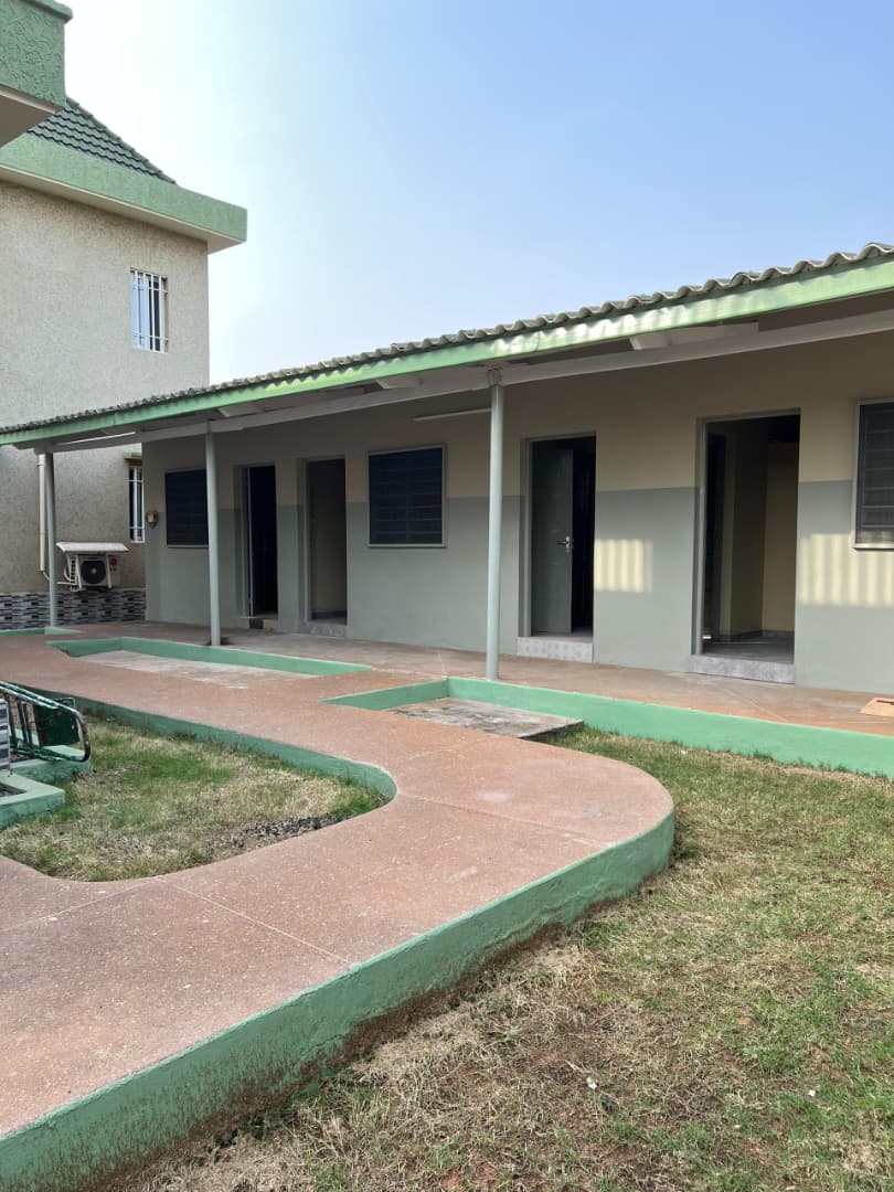 Villa 5 pieces en vente a Avenou a cote du restaurant Factory a 80 metres du goudron - 365000000 FCFA
