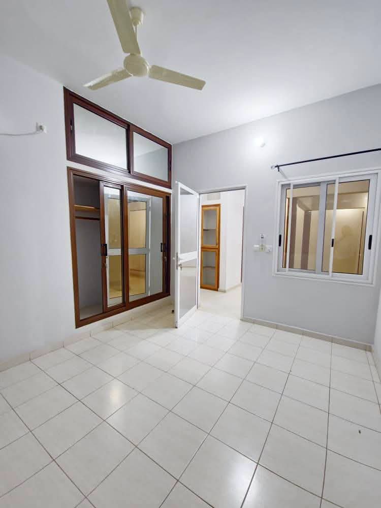 Villa 5 chambres en vente à Adidogomé Avenou, proche du goudron – 300 millions FCFA