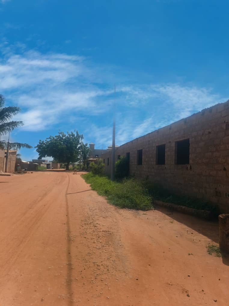 Terrain 1/2 lot en angle de rue à Ségbé Klémé – 13 millions FCFA