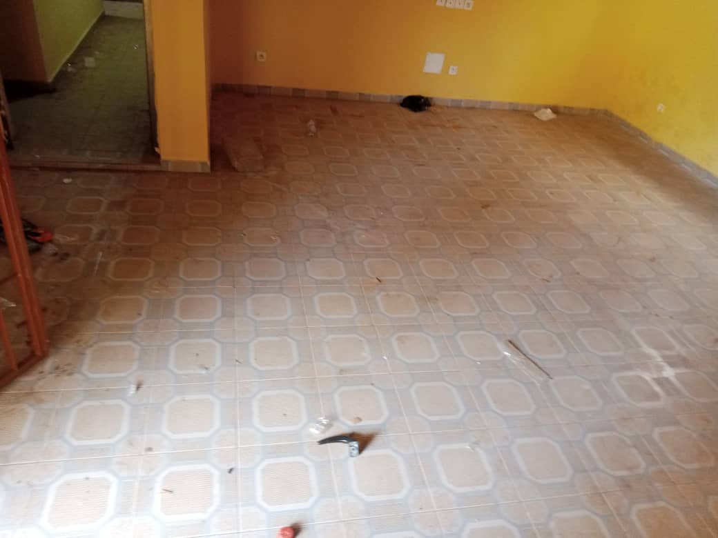 Villa de 2 chambres à louer à Akato, proche du goudron – 70 000 FCFA/mois