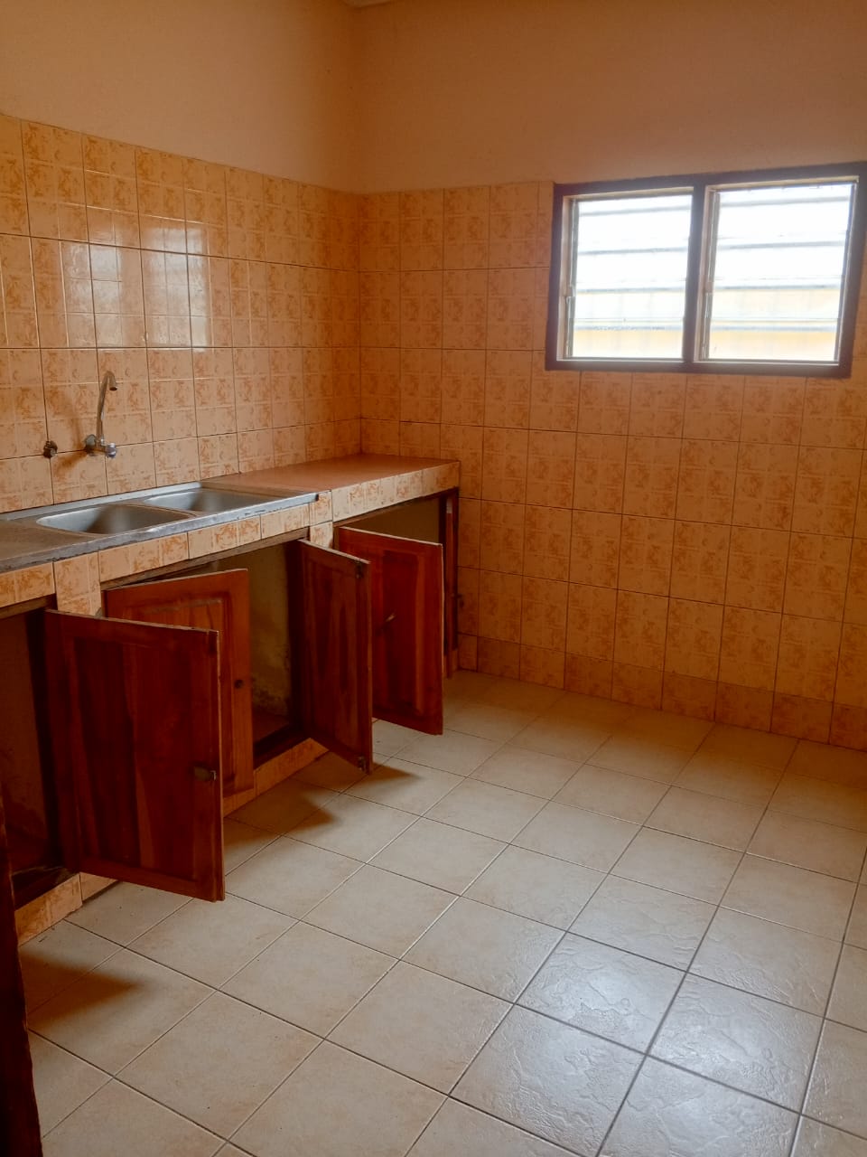Villa cour unique 4 chambres à louer à Yokoe – 100000 FCFA