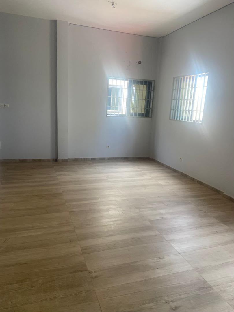 Appartement de 3 chambres salon à louer à Adidogomé Lapampa, bord du goudron – 180 000 FCFA