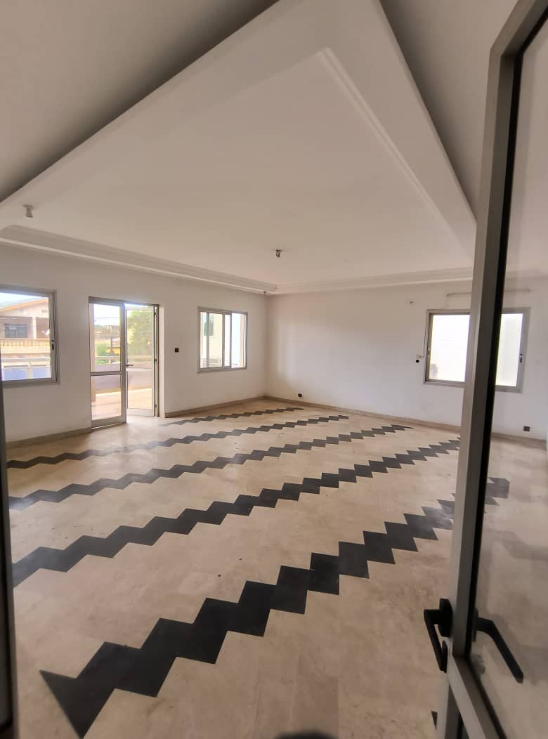 Villa duplex 11 chambres à louer à Tokoin Adewui – 650000 FCFA