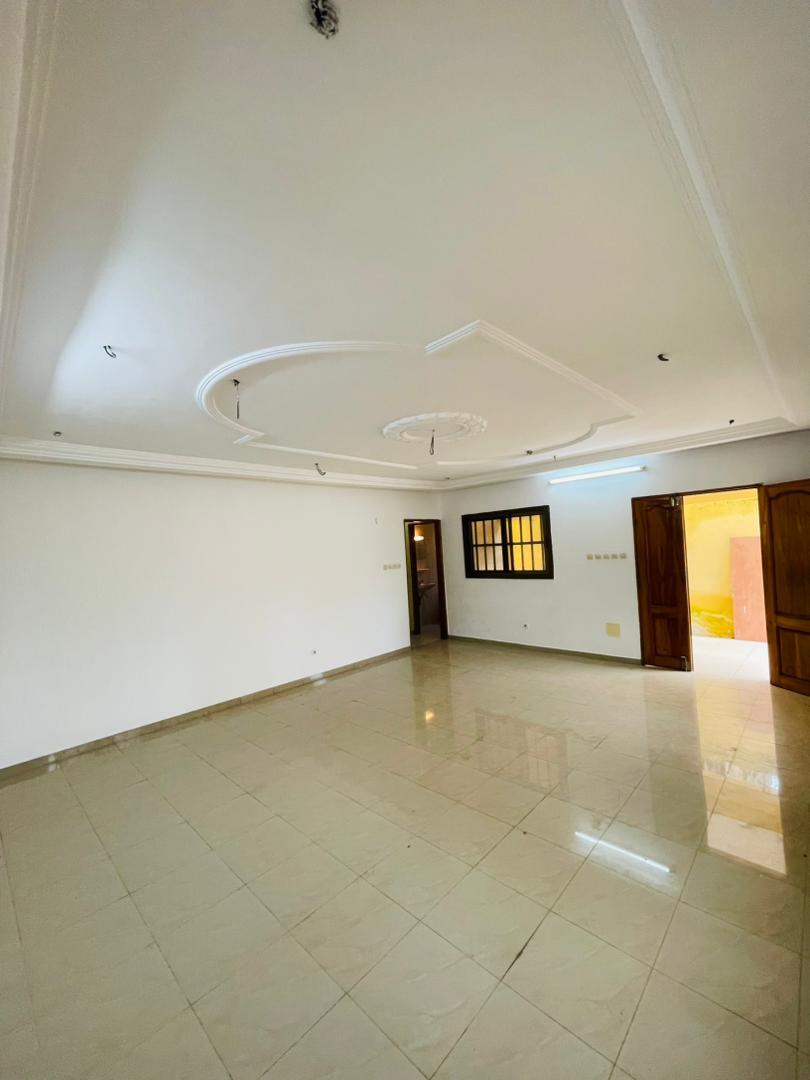 Cour unique de 2 chambres salon à louer à Adidogome Zionto – 100 000 FCFA