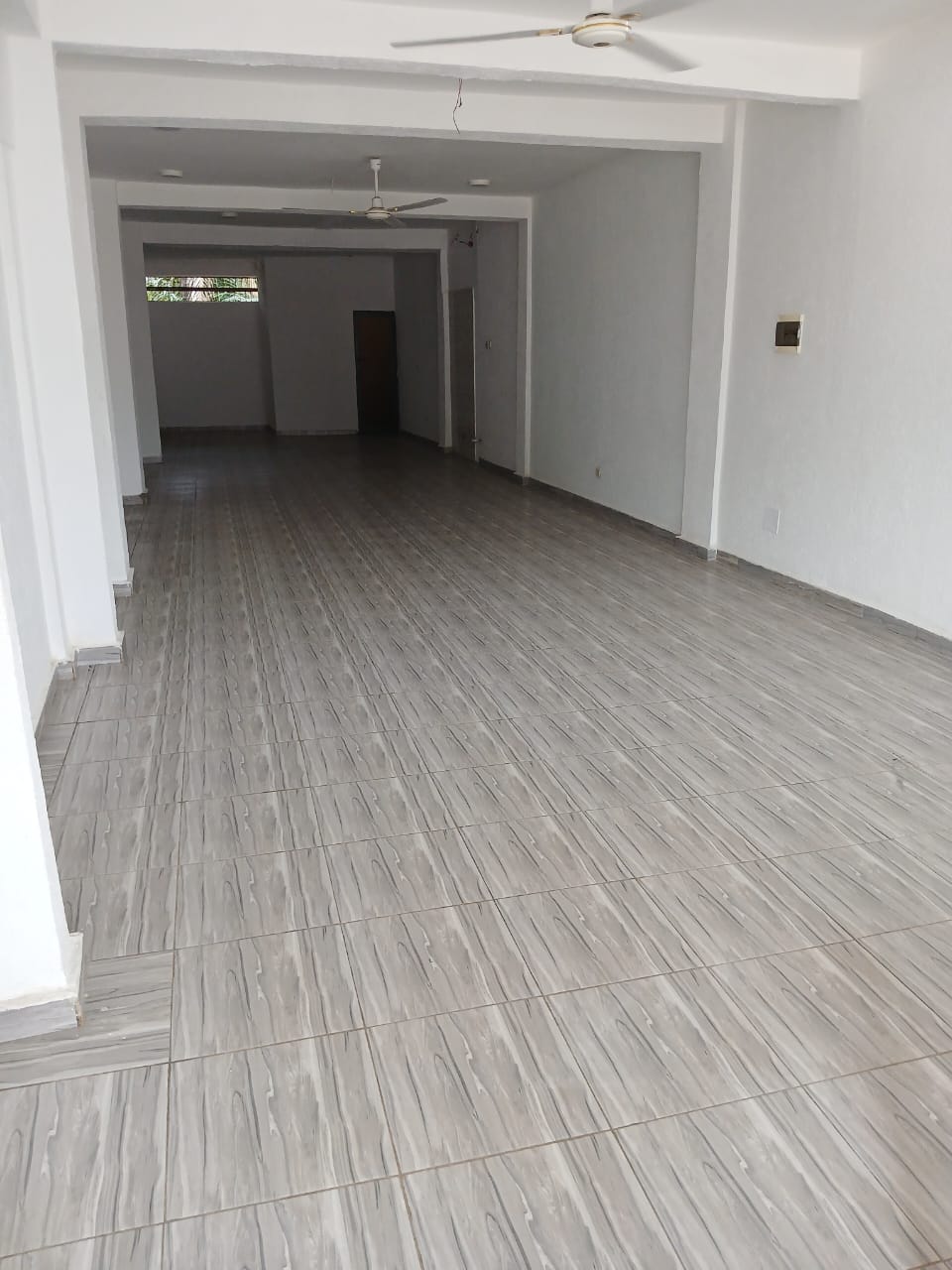 Boutique à louer en bordure de goudron à Totsi – 200 000 FCFA