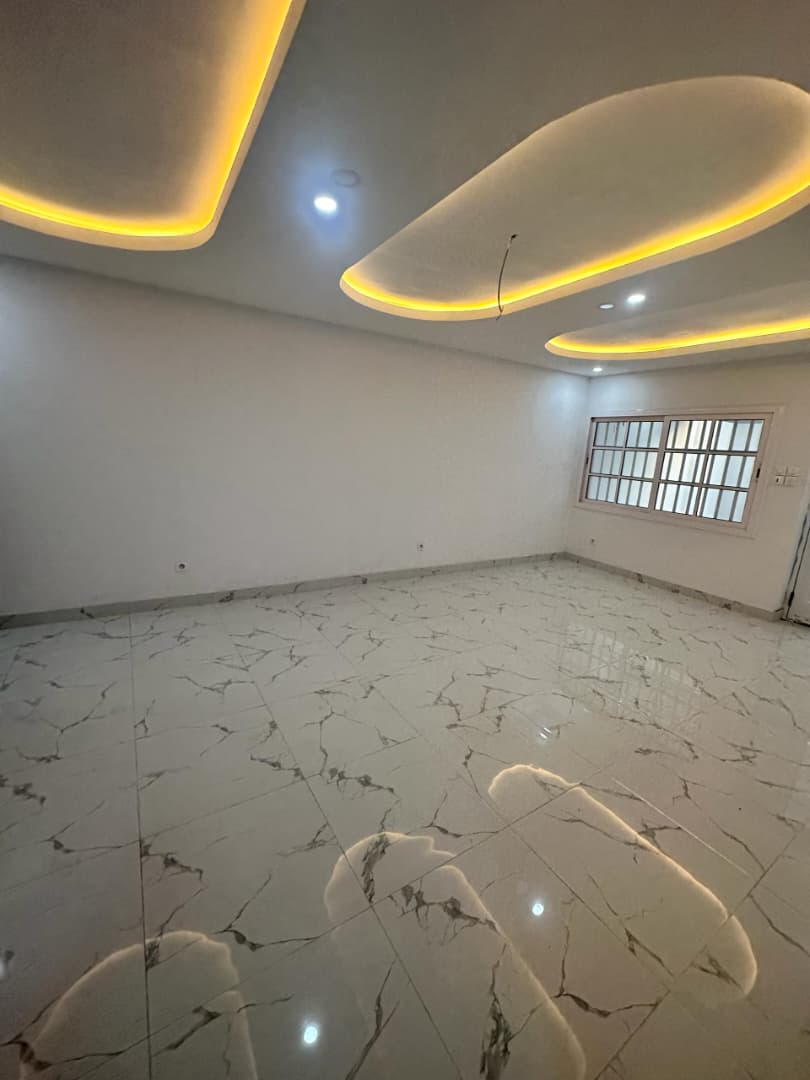 Appartement 2 chambres salon haut standing à louer à Attiégou Aéroport – 250 000 FCFA