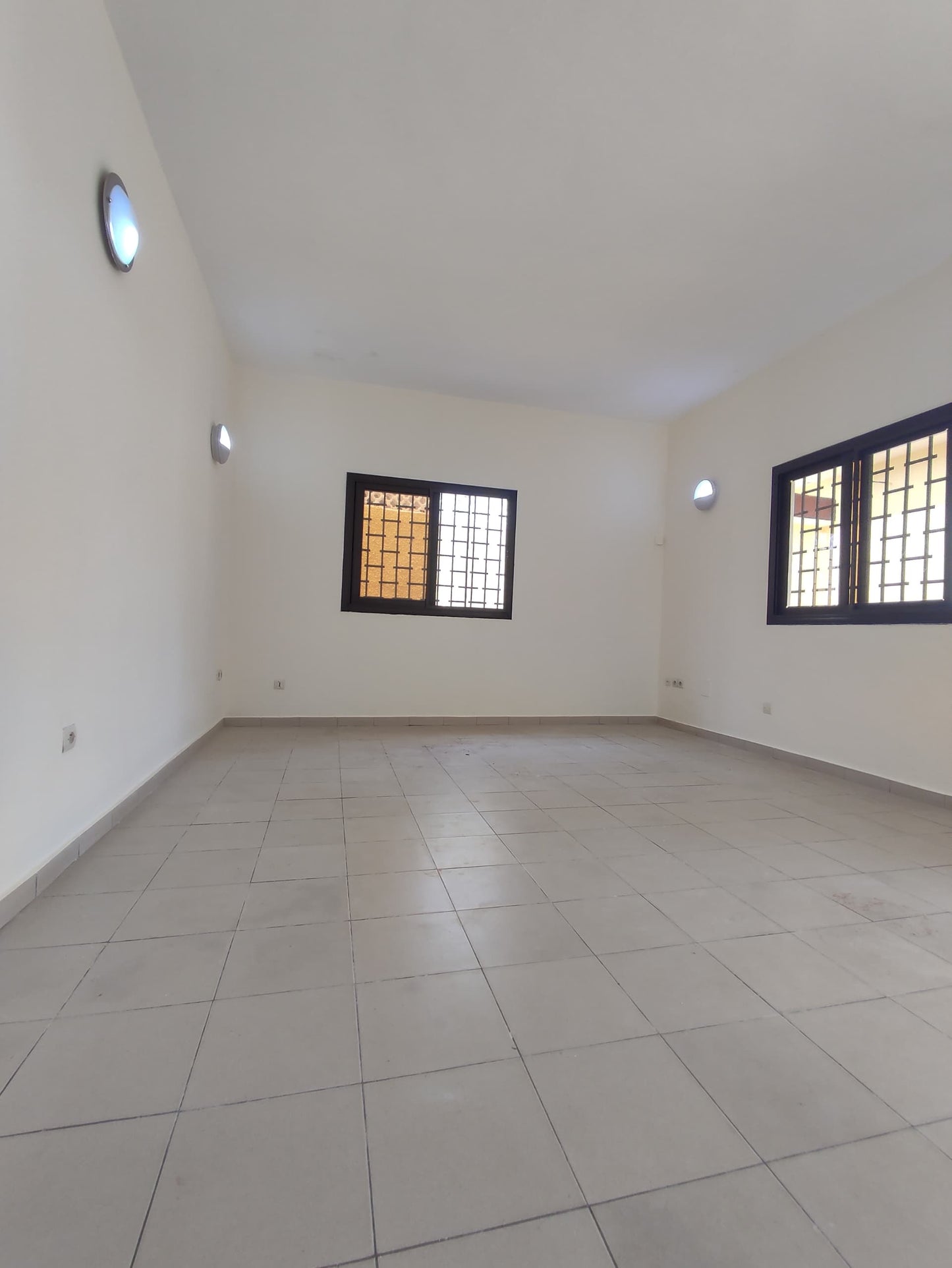 Villa 3 chambres à louer à Tokoin près de l'église Saint Vincent de Paul – 150000 FCFA