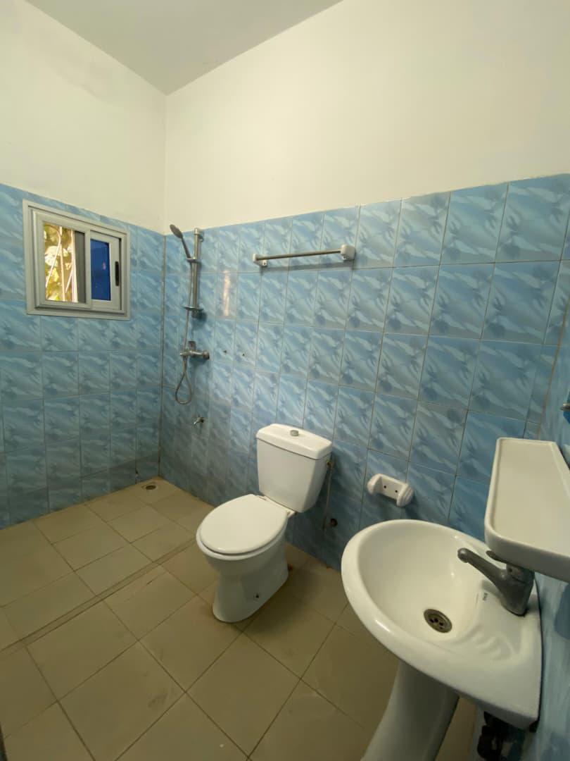 Immeuble de 6 chambres avec 2 salons à louer à Segbe Energuim à 400 m du goudron - 220 000 FCFA