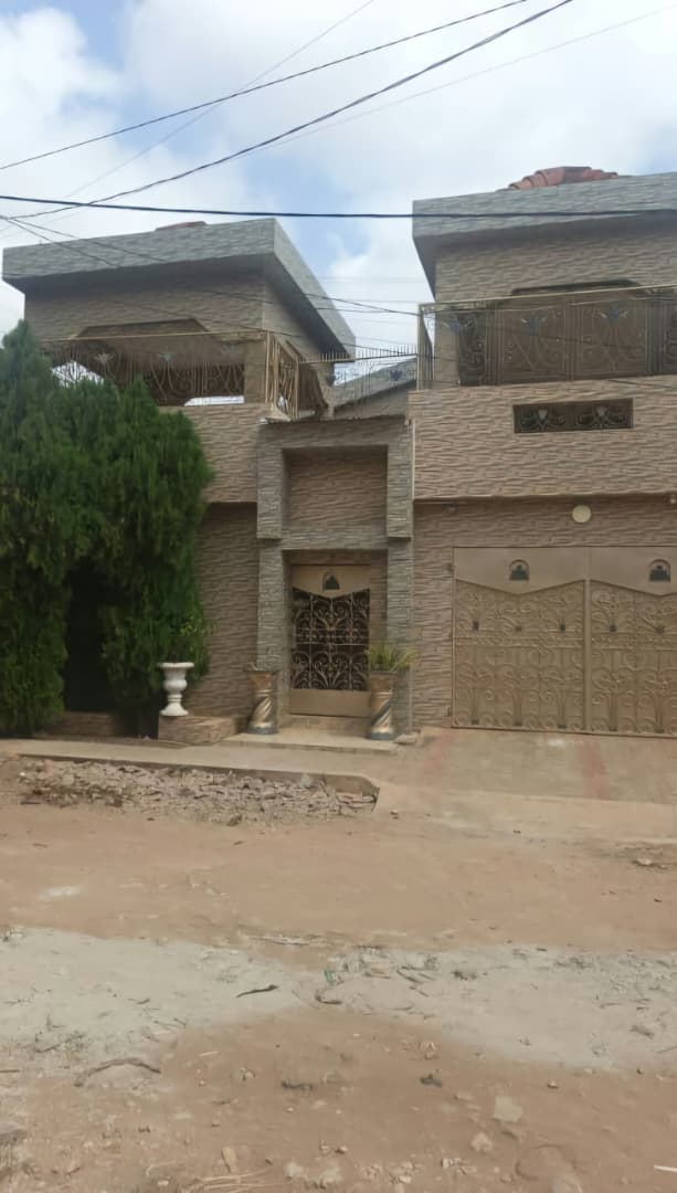 Villa duplex 7 chambres de 300 m² en vente à Agoè Sogbossito – 75 millions FCFA