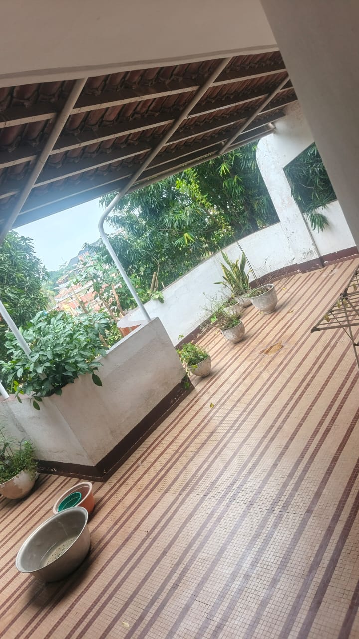 Villa duplex 9 chambres en vente à Attikoumé proche du goudron – 150 millions FCFA