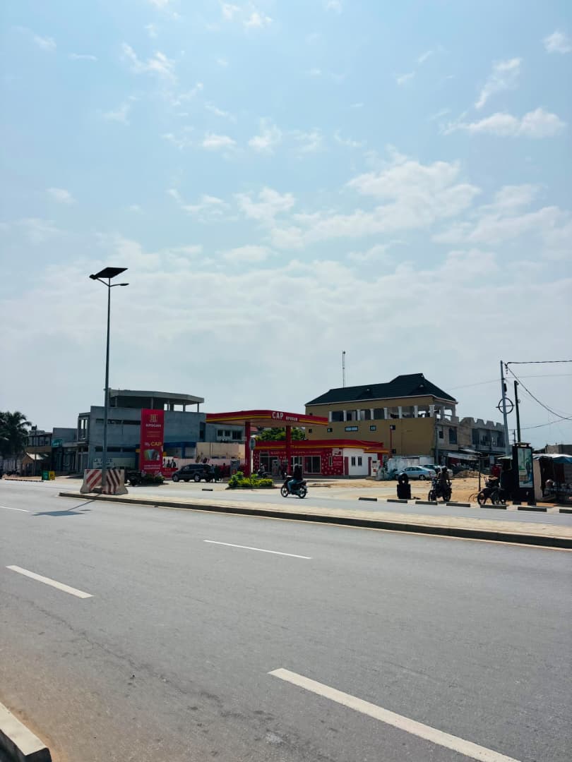 Terrain de 900 m² en vente en bordure de goudron et en angle de rue à Kpogan – 50 millions FCFA