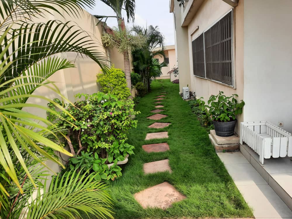 Villa duplex avec piscine, 6 chambres, en vente à Avepozo, proche de la plage – 350 millions FCFA