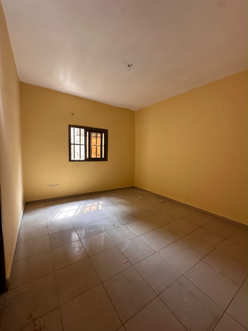 Villa de 4 chambres à louer à Agbalepedo non loin de la poste – 120 000 FCFA