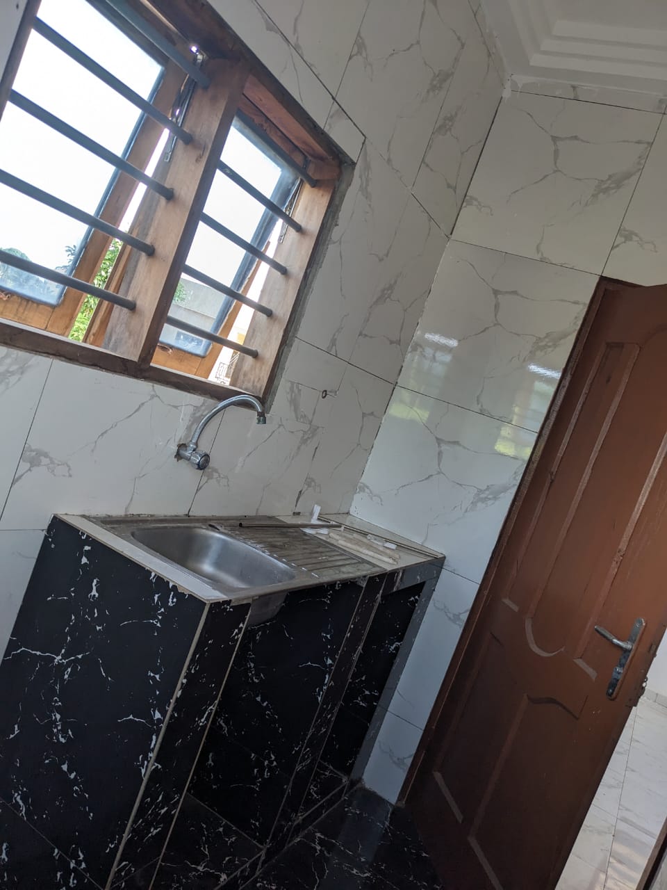 Chambre salon en location à Adidoadin au bord du goudron, non loin de Concorde - 60 000 FCFA