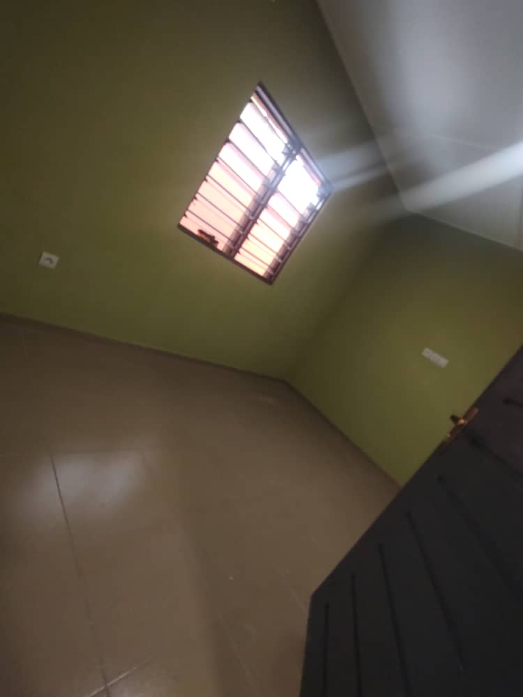 Villa cour unique 3 chambres en location à Apédokoe Molo Molo – 120 000 FCFA