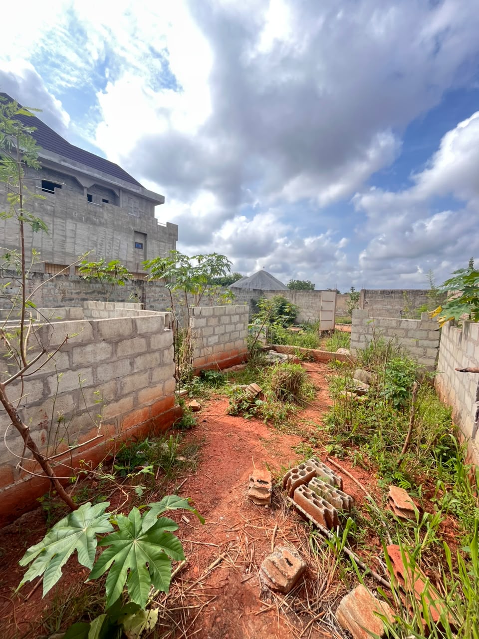 Terrain 1/4 de lot clôturé à vendre à Agoè Nyivé – 12.000.000 FCFA