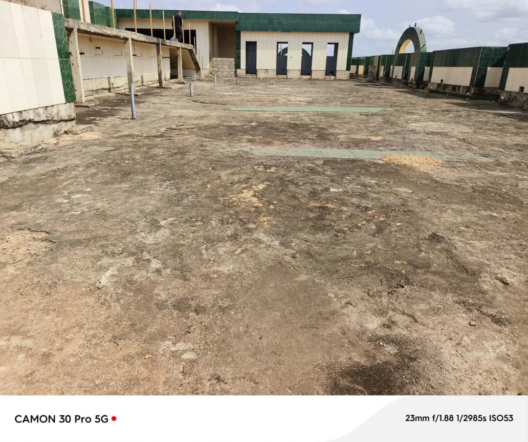 Hôtel en vente sur 2 lots en angle de rue à Apessito – 210 millions FCFA
