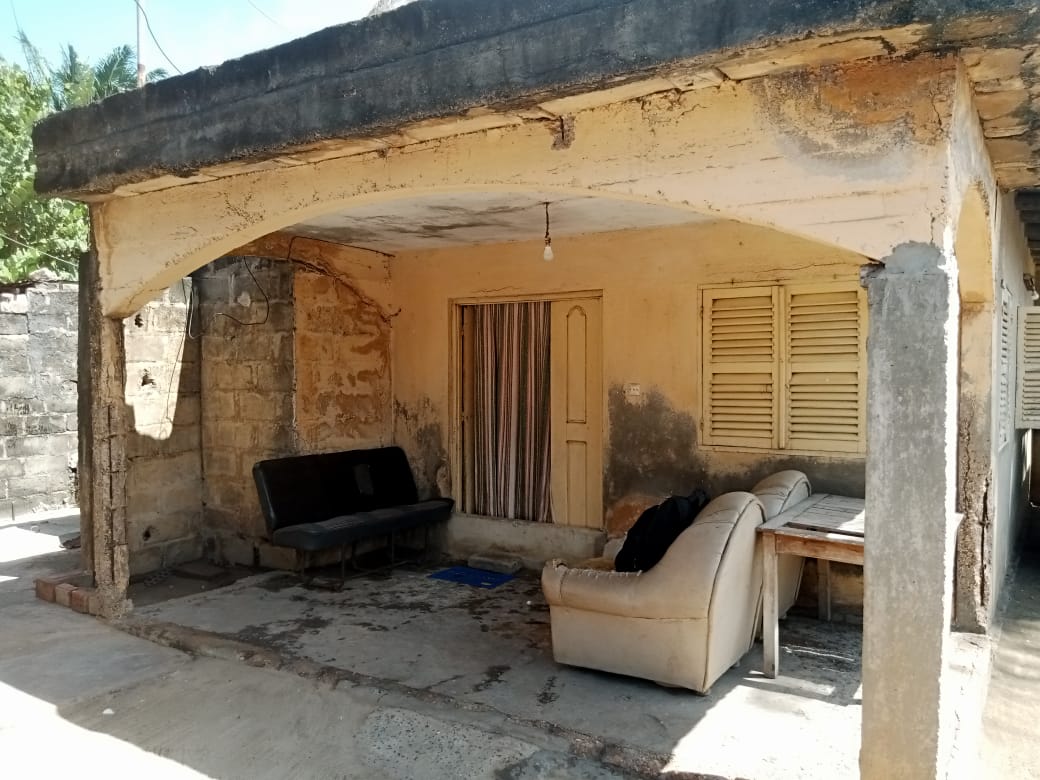 Terrain de 300 m² avec construction 3 chambres à Nyekonakpoè – 50 millions FCFA