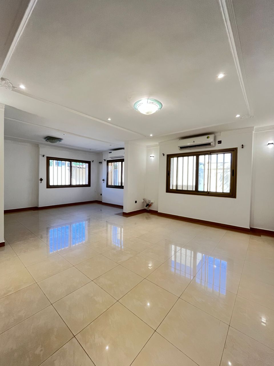 Villa basse avec piscine à louer à la Caisse – 1.600.000 FCFA
