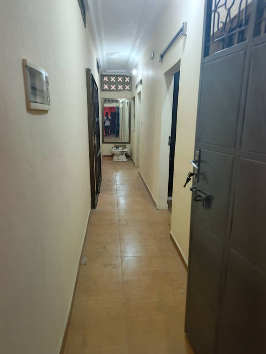 Cour de 2 chambres à louer à Totsi Total à 100m du goudron – 100 000 FCFA/mois