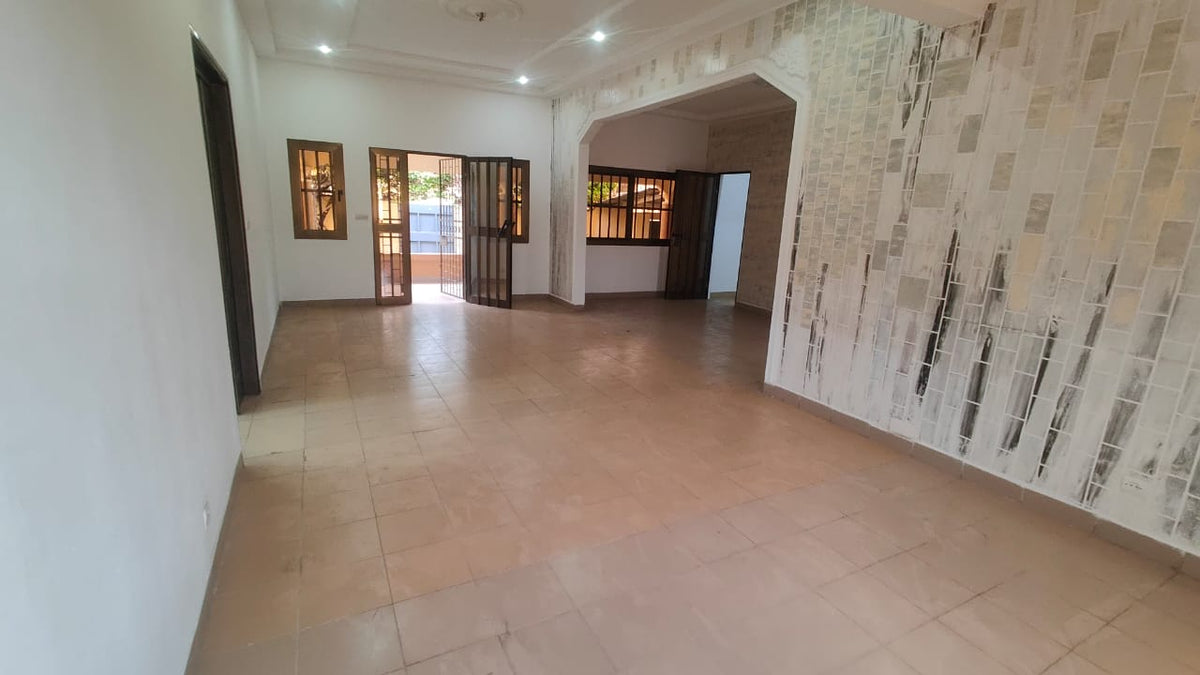 Villa 4 chambres à louer à Nyekonapoê Zener avec accès direct au goudron – 300 000 FCFA/mois