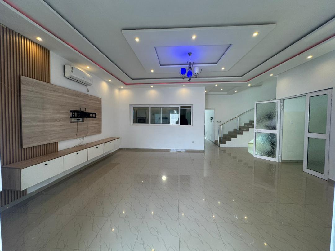 Villa duplex avec piscine 6 chambres à louer à Avedji – 1 000 000 FCFA