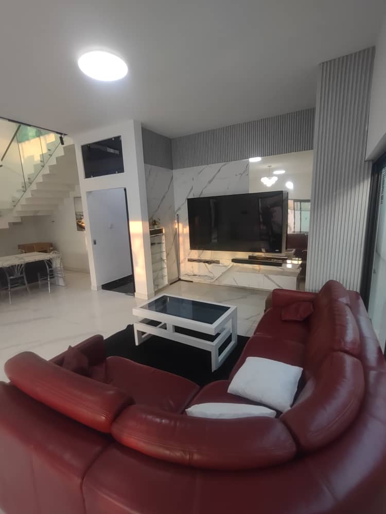 Villa duplex piscine meublée 3 chambres à louer à Baguida – 1 000 000 FCFA