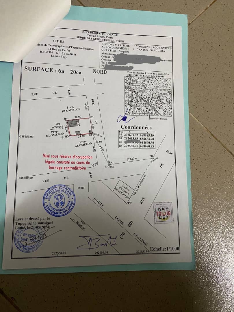 Terrain avec villa 2 chambres en vente à Sanguéra Gendarmerie, proche du goudron – 37 000 000 FCFA