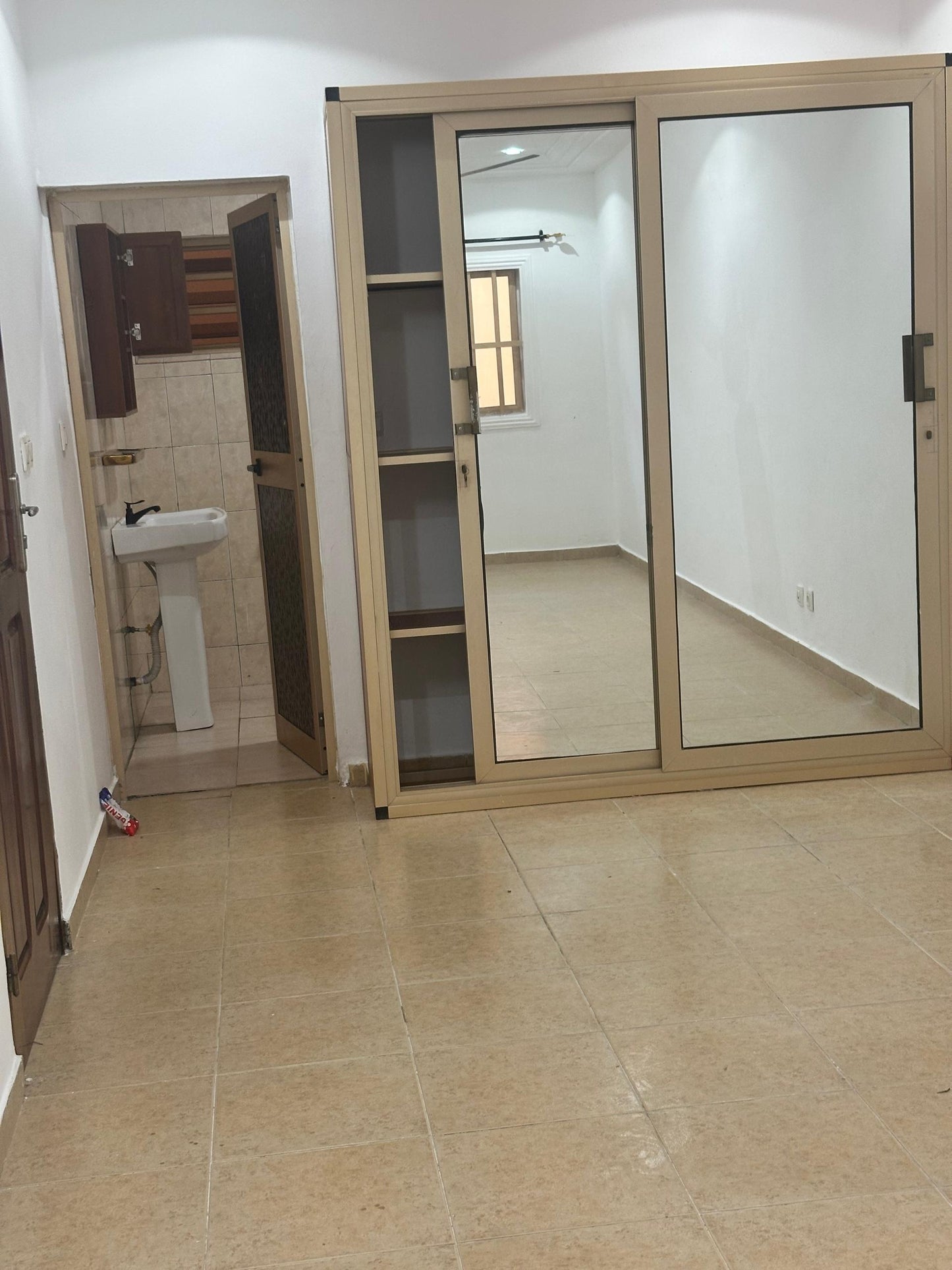 Chambres salon wc douche cuisine interne haut standing à louer à Avedji rails – 90 000 FCFA