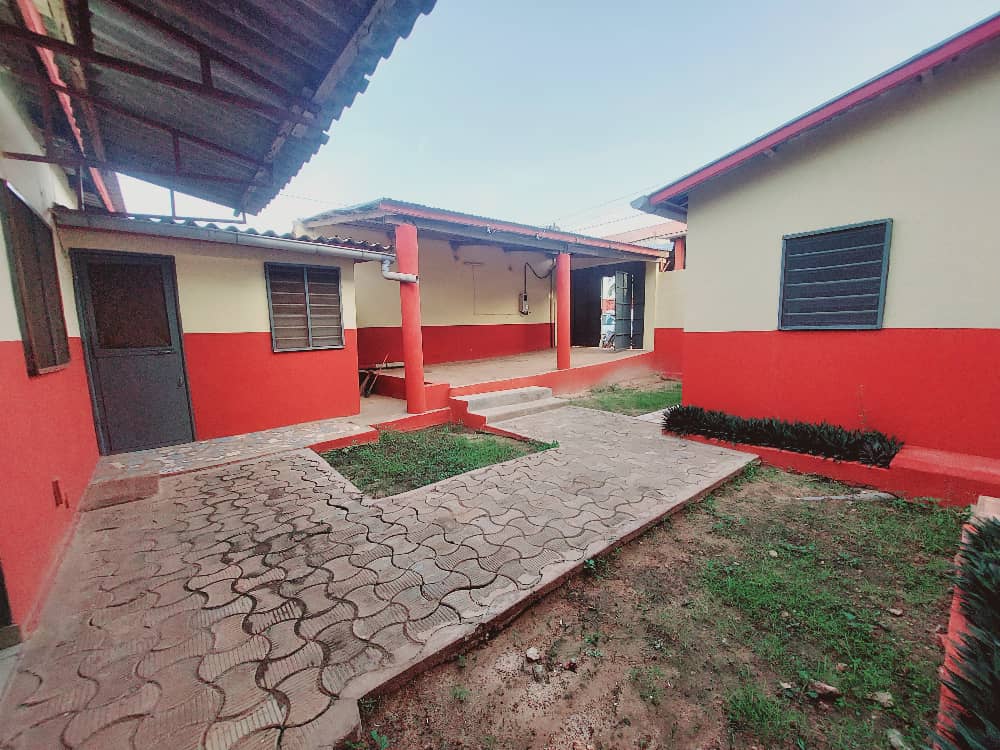 Villa cour unique de 2 chambres à louer à Agoè Assiyeye Catholique – 90000 FCFA