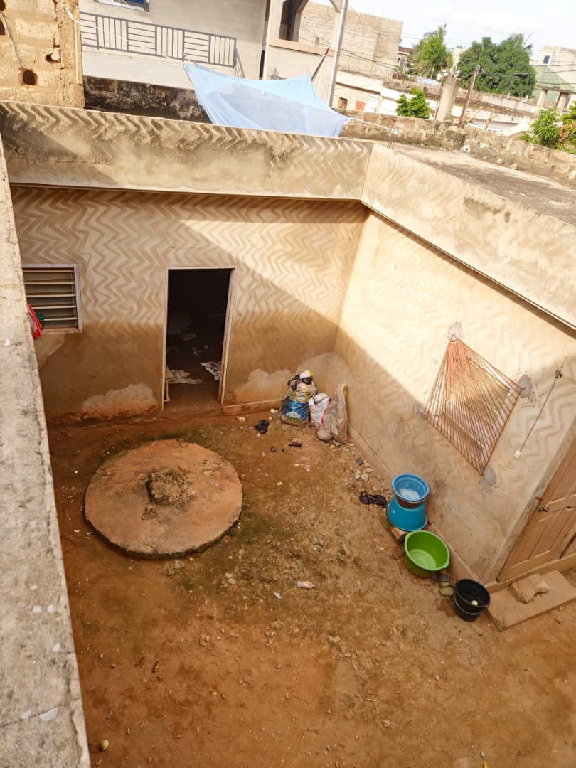 Villa 4 chambres de 300 m² en vente proche du goudron à Agoè Légbassito – 25 millions FCFA