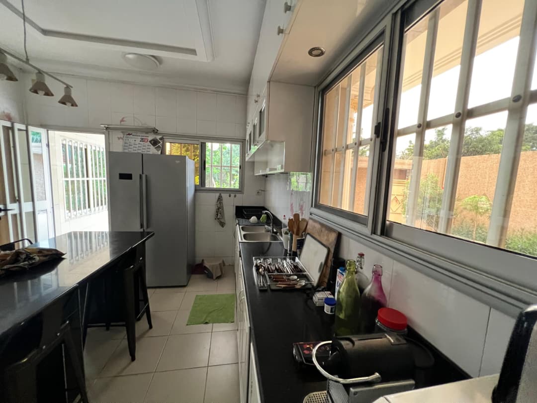 Villa 4 chambres non meublée de 1300 m² avec piscine à Tokoin Wuiti – 480 millions FCFA