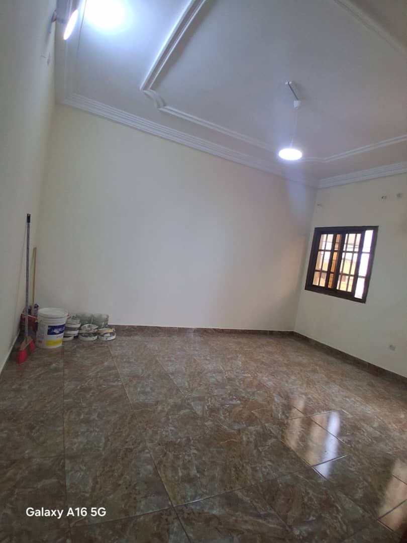 Appartement 2 chambres à louer à Avenou au bord du goudron – 80 000 FCFA / mois