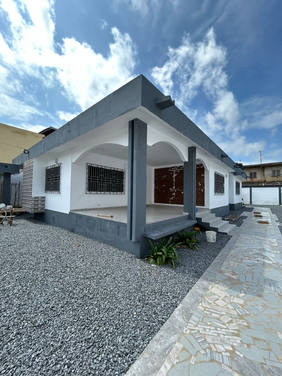 Villa basse 3 chambres à louer à Djifa Kpota, proche du goudron – 400000 FCFA