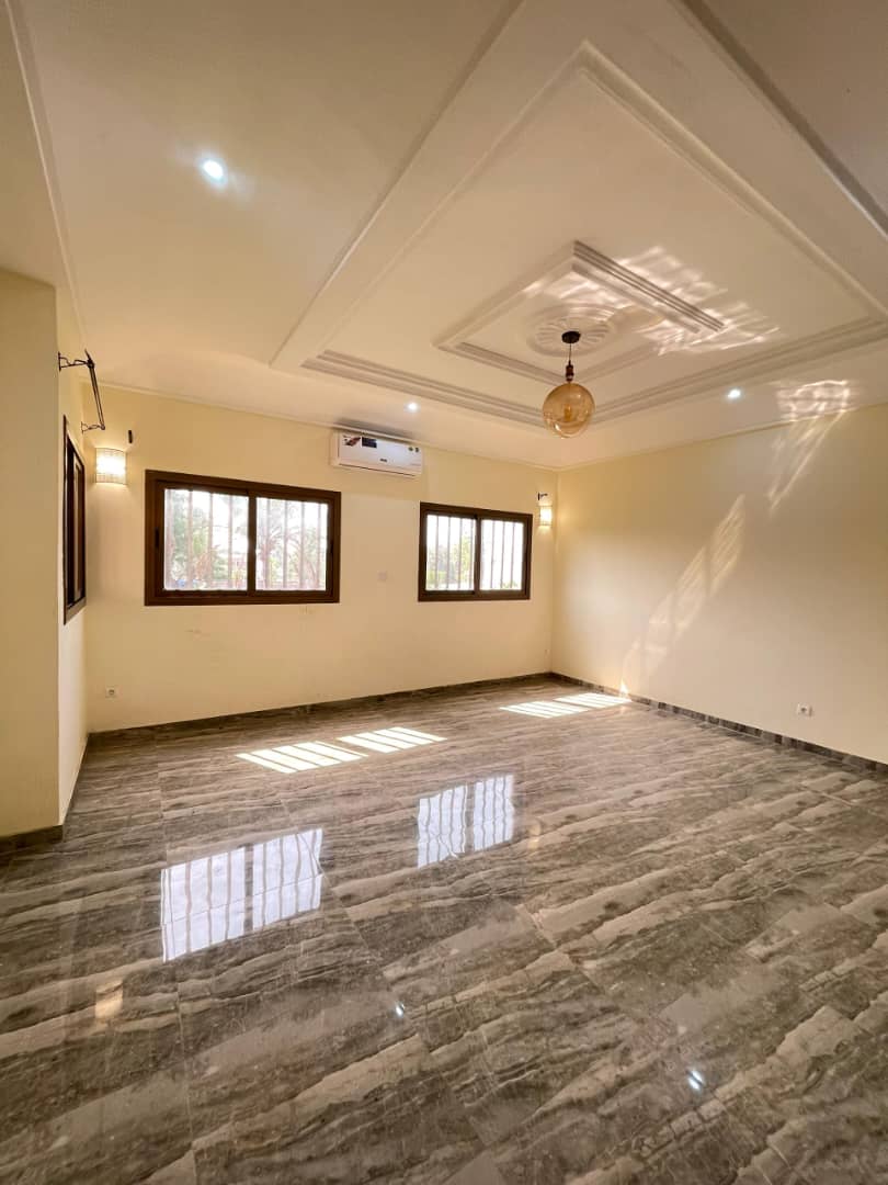 Villa duplex 7 pièces à louer à Avépozo, à 100 m du goudron et à 800 m de la mer – 400000 FCFA